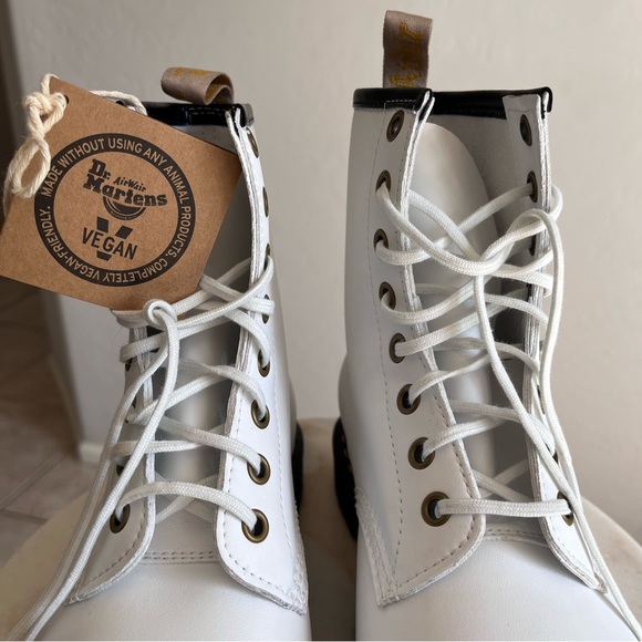 SOLD!!🧾🍒DOC MARTEN VEGAN LEATHER WHITE 1460 KEMBLE LACE UP BOOTS 7W/6M - Picture 2 of 15
